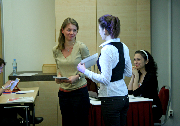 Вручаем сертификат на ужин в ресторане победительнице розыгрыша среди участников мероприятия.